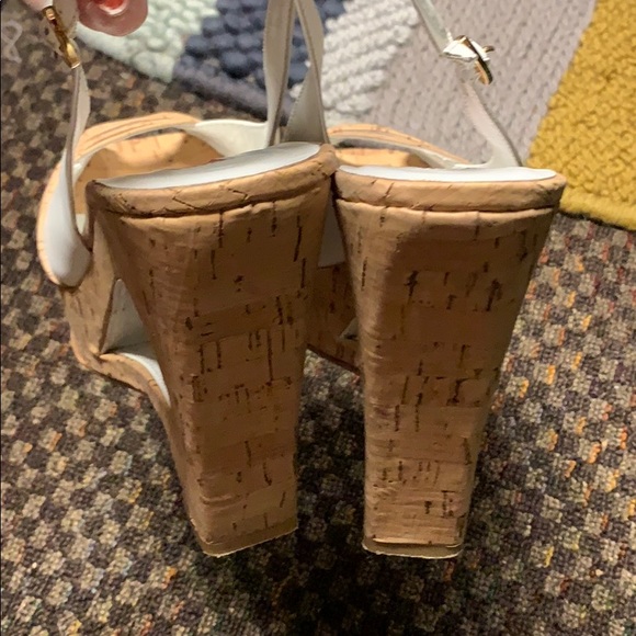 Betsy Johnson White and wood wedges - Picture 3 of 5